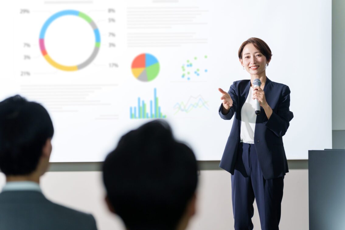 Asian,Businesswoman,Giving,A,Presentation,At,A,Seminar